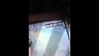 كاميرا مراقبة بمحل تجاري توثق حادث تصادم بـ”الفيصلية”