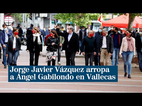 Jorge Javier Vázquez arropa a Ángel Gabilondo durante un acto de campaña del PSOE en Vallecas