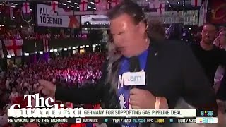 شاهد.. المشجعين الانجليز يعتدون على مراسل تلفزيوني؟!