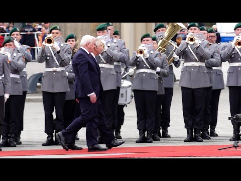 Carlos III es recibido con honores militares en su primer viaje de Estado en Alemania