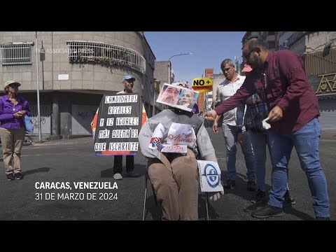 Incendian efigies de dirigentes políticos durante la tradición de la quema de Judas en Caracas