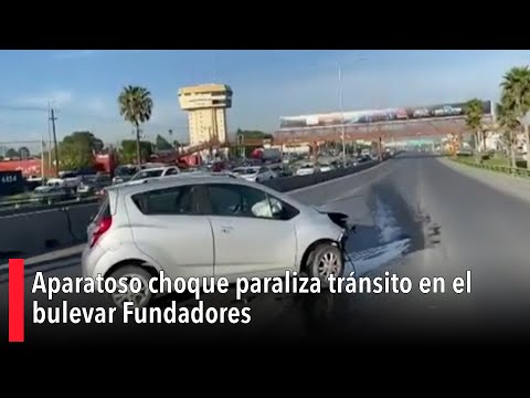 Aparatoso choque paraliza tránsito en el bulevar Fundadores; hay una persona herida