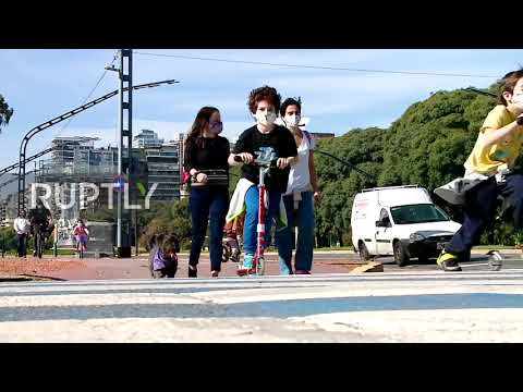 Argentina: Children under 16 go outside in Buenos Aires as lockdown eased