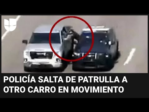 Policía salta a un auto en movimiento para salvar a un conductor que sufría una emergencia médica