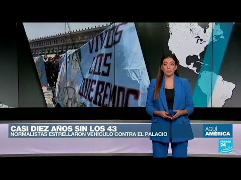 México: estrellan vehículo contra el Palacio Nacional para pedir respuestas de los 43