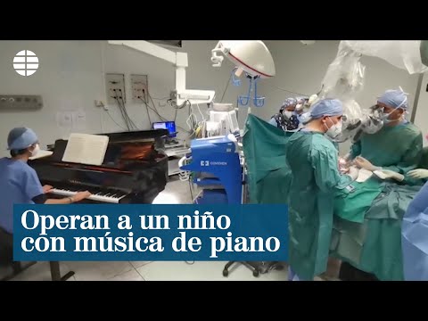 Operan a un niño de diez años de un tumor con música de piano en directo