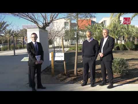 UMH TV - Luis Serrano inaugura su árbol en el Jardín de los honoris