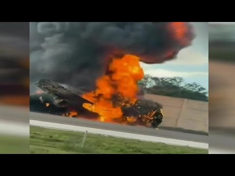 Estados Unidos: jet privado se estrella contra auto al intentar aterrizar de emergencia en autopista