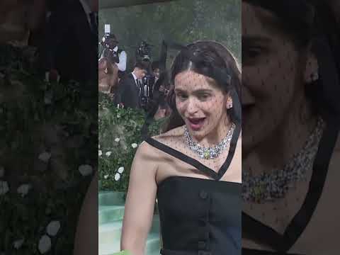 Rosalía habla con los medios en el 'jardín' utópico de la Met Gala