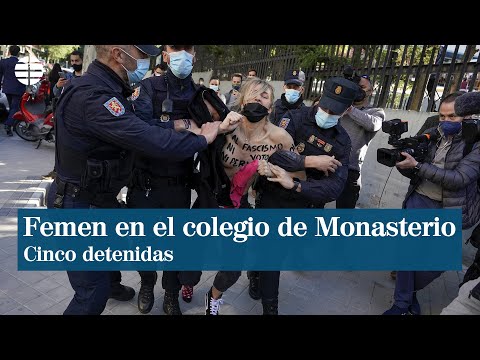 Activistas de Femen protestan a las puertas del colegio electoral donde vota Monasterio