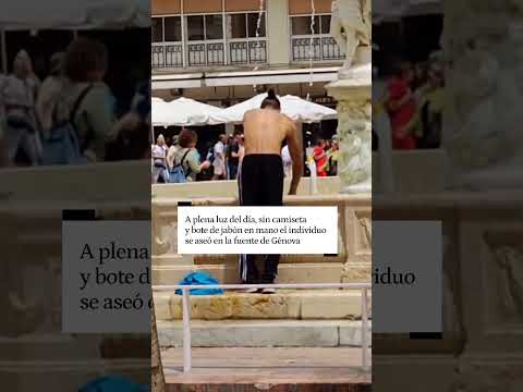 Un hombre se ducha en mitad de la plaza de la Constitución de Málaga y se viraliza