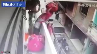 كومة ملابس تُسقط بائعة هندية من الطابق الثاني
