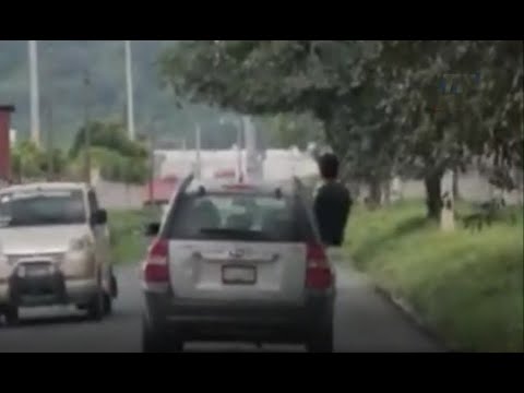 Imprudente acción de conductor con un niño en carretera