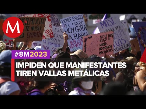 Seguridad del Palacio Nacional lanza polvo químico a grupos feministas en el Zócalo, CDMX