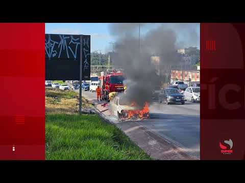 Vídeo: veículo pega fogo e fica completamente destruído