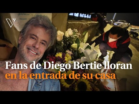 Fans de Diego Bertie lloran en la entrada de su casa
