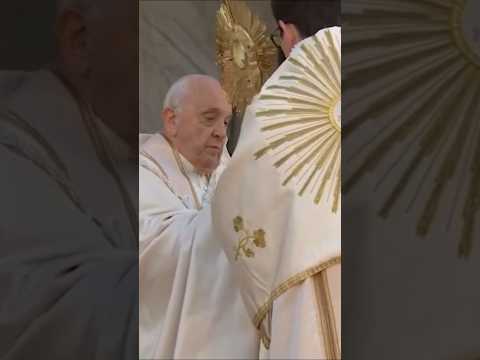 Las calles de Roma se llenan de fieles en la procesión del Corpus Christi