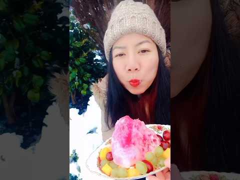 EatingFirstSnow2025inEngl