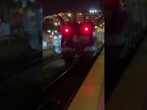 Arriesgado e irresponsable actuar: Jóvenes viajaron colgados en el metro de Valparaíso #shorts