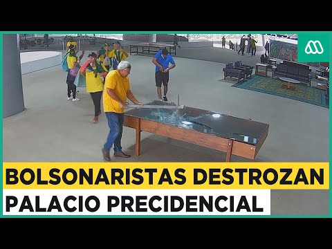 Manifestantes adherentes a Bolsonaro destruyen mobiliario del palacio presidencial