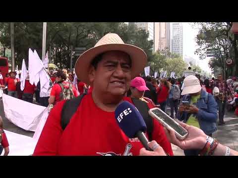 Los maestros mexicanos exigen “voluntad” a López Obrador para lograr mejoras laborales