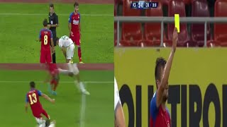 فيديو : لاعب يشهر الكرت الاصفر للاعب الخصم بعد تدخله بعنف