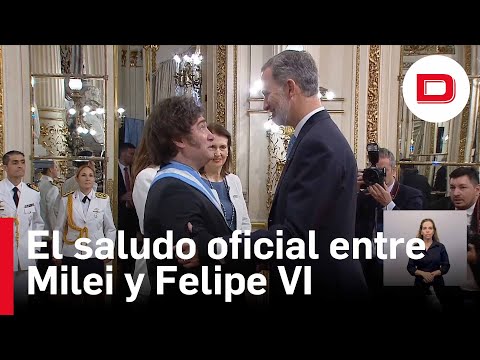 El Rey de España, Felipe VI saluda oficialmente a Javier Milei en la Casa Rosada de Argentina