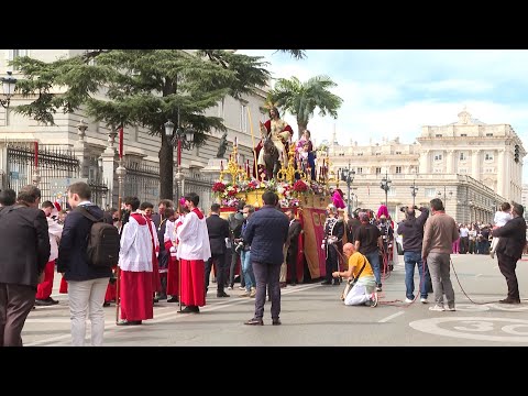 Cientos de personas asisten a la procesión de La Borriquita en Madrid