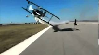 بالفيديو:طائرة كادت تقتل سائق دراجة نارية في اخر لحظة‎