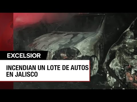 Queman vehículos de lujo en un lote de Guadalajara