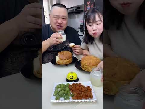 蠢老公看見我碗裡有一片肉，太笨了非要跟我交換，誰料錯過了雞蛋委屈哭了！