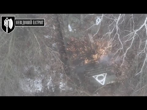 ЗСУ знищує БМП окупанта кумулятивними боєприпасами з коптерів