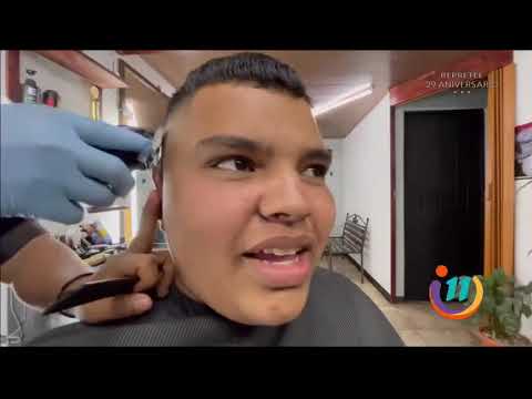 Máximiliano hace arte en el pelo de sus clientes de su barbería