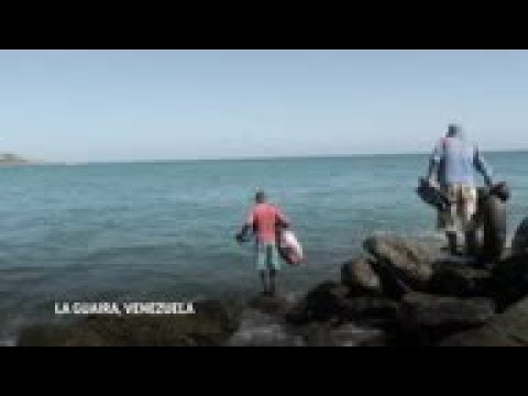 Para sobrevivir, venezolanos desafían el mar en cámaras
