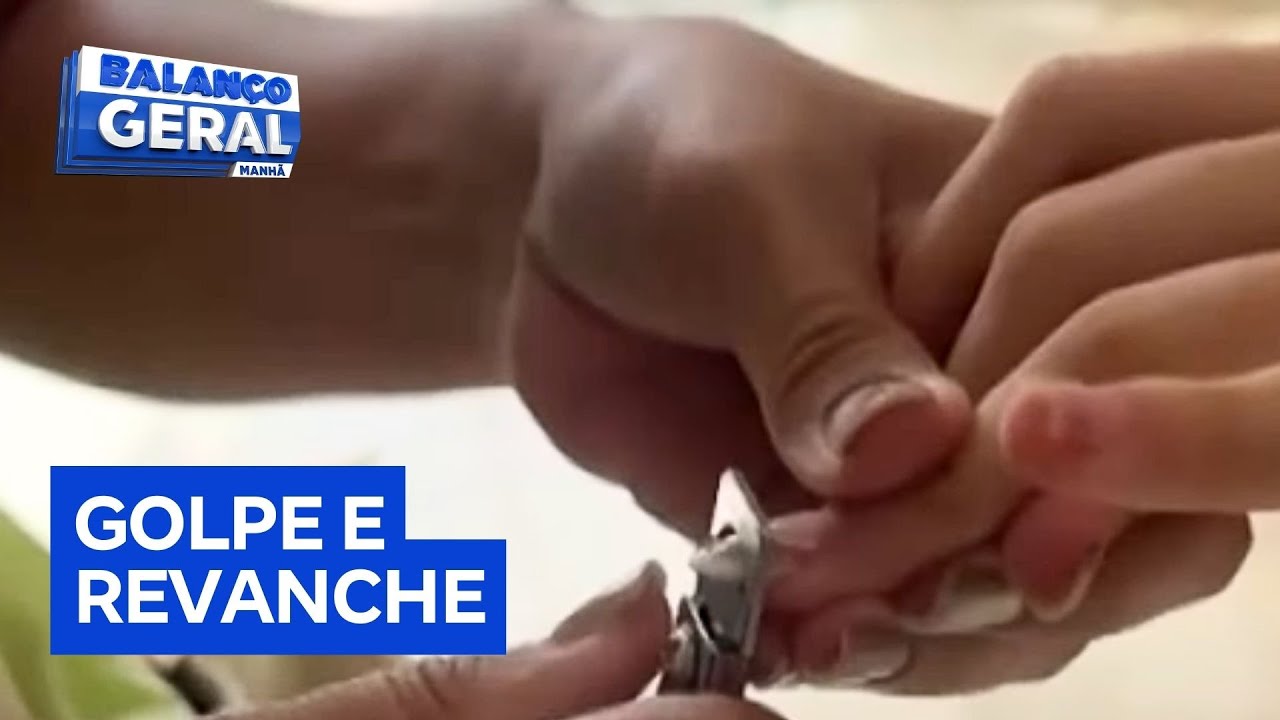 Manicure corta unhas de cliente que não pagou