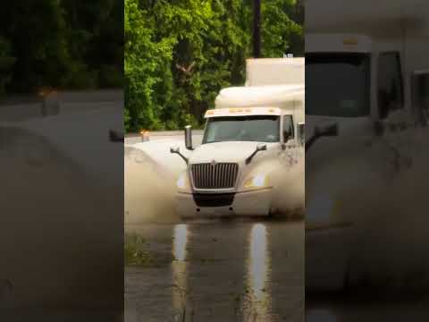 El conductor de un camión decidió salir del vehículo para salvar su vida en medio de una inundación