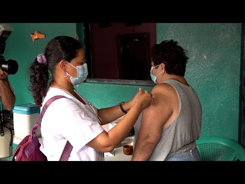 Familias del barrio Oswaldo Manzanares, se vacunan contra la Covid-19