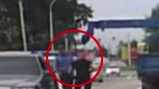 فيديو: رجل يتلقى ضربة قوية في الرأس اسقطته ارضاً من ساعد رافعة