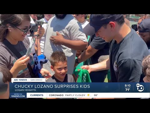 Chucky Lozano surprises kids