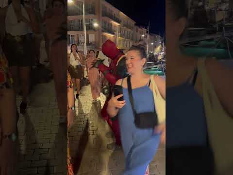 S’en fichtre du regard des gens, c’est ça la liberté !! #dance #funny#baddydeadpool #deadpool