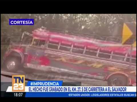 Imprudencia de conductor de bus quedo grabado en ruta hacia El Salvador
