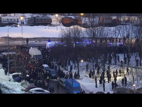 Russie : la foule rassemblée devant le cimetière de Borissovo scande Navalny ! | AFP Images