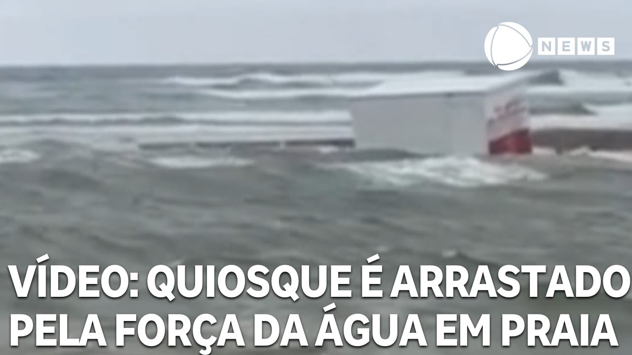 Vídeo: quiosque é arrastado pela força da água em praia