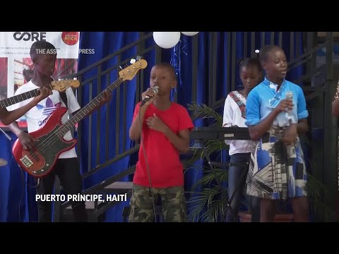 Los niños de la capital de Haití tocan la batería, el bajo y el piano para ahogar la violencia de la