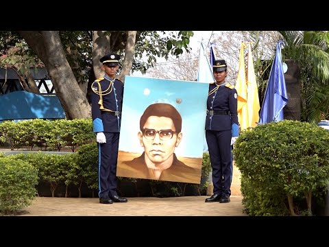 Miembros de la universidad de Ciencias Policiales rinden homenaje al poeta guerrillero