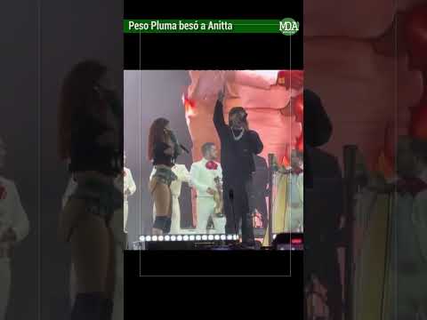 PESO PLUMA BESÓ a ANITTA en PLENO SHOW