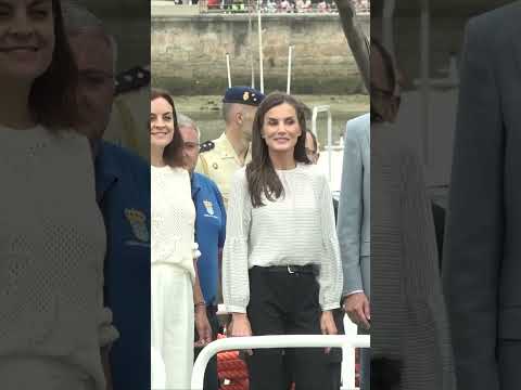 La reina Letizia vuelve al 'black and white' con homenaje a Galicia en su visita a Burela