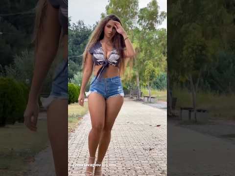 Eva Savagiou and her outfit for a good walk #fashion #modellifestyle #walkingvideo  #curvy