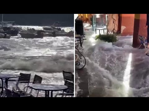 Mareggiata a Portofino, l’acqua in piazzetta spazza via i tavoli dei caffé