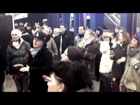 Wprawili w osłupienie pasażerów czekających na pociąg na warszawskim Dworcu Centralnym! Chórzyści z Sound'n'Grace - znani z występu w programie "Mam talent!" - znienacka zaintonowali na peronie piosenkę "We Found Love" Rihanny.
